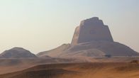 Die Pyramiden – Zwei Pyramiden in einer: Von der äußeren glatten Verkleidung ist kaum etwas übrig. Dennoch gilt Meidum als echte Pyramide.