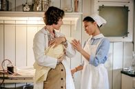 Charité – ARD CHARITÉ III. Staffel mit (6 neuen Folgen), Folge 2 "Blutsauger"05 Uhr im Ersten. Auf der Kinderstation wird ein Neugeborenes mit Gelbsucht eingeliefert. Kinderärztin Dr. Ingeborg Rapaport (Nina Kunzendorf, l.) und Schwester Arianna (Patricia Meeden, r.) besprechen das weitere Vorgehen.