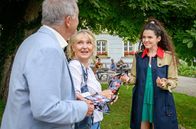 Sturm der Liebe – Helene (Sabine Werner, M.) und André (Joachim Lätsch, l.) erzählen Shirin (Merve Çakır, r.) vom Speed-Dating.