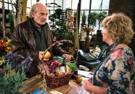 Rote Rosen – ARD ROTE ROSEN FOLGE 1633 Uhr im ERSTEN. Hannes (Claus Dieter Clausnitzer, l.) hofft, dass Erika (Madeleine Lierck-Wien, r.) Nachbar Schulze mit Charme und Diplomatie besänftigen kann.
