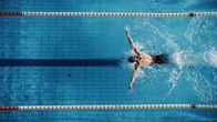 ZDFsportstudio live: Schwimmen: Europameisterschaften – Luftaufnahme von oben: Männlicher Schwimmer schwimmt im Schwimmbecken.