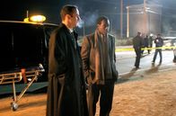 L.A. Crash – Detective Graham Walters (Don Cheadle, 2.v.l.) wird spätabends zu einem Tatort gerufen. Auch Staatsanwalt Rick Cabot (Brendan Fraser, li.) ist vor Ort.
