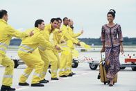 Tor zum Himmel – So stellt sich Nisha (Masumi Makhija) ihr Leben als Stewardess vor: Alle Lotsen bahnen ihr den Weg.