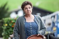 Der Bergdoktor – So richtig glücklich ist Lisbeth Gruber (Monika Baumgartner) nicht, seit sie ihr Zuhause gegen den Gasthof von Susanne eingetauscht hat.