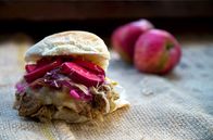 Zu Tisch ... – Der „Hogless Roast” ist ein veganer Pulled-Pork-Burger auf der Basis von Soja und Seitan. Serviert wird er mit Krautsalat – hier verfeinert mit dem feuerroten „Pendragon-Apfel”.