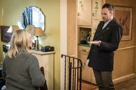 Elementary – Holmes (Jonny Lee Miller, r.) befragt Ruth Colville (Judith Ivey, l.), die Mutter des Serienmörders, der vor Jahren im Gefängnis erstochen wurde. Wie kann es sein, dass jetzt wieder Taten verübt wurden, die haargenau seinem damaligen Muster entsprechen?; Holmes (Jonny Lee Miller, r.) befragt Ruth Colville (Judith Ivey, l.), die Mutter des Serienmörders, der vor Jahren im Gefängnis erstochen wurde. Wie kann es sein, dass jetzt wieder Taten verübt wurden, die haargenau seinem damaligen Muster entsprechen?