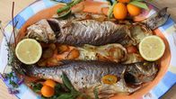 Zu Tisch ... – Zu Tisch Korfu – Griechenland Gebackener Wolfsbarsch mit einer Kumquat-Fenchelfüllung Copyright: SRF/Reiner Bauer