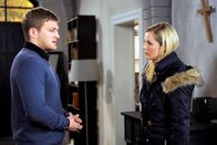 Rote Rosen – ARD ROTE ROSEN FOLGE 1454 Uhr im ERSTEN. Sönke (Bo Hansen, l.) macht Jule (Kim-Sarah Brandts, r.) klar, dass eine heimliche Beziehung für ihn nicht in Frage kommt.