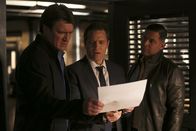 Castle – Castle (Nathan Fillion, l.), Kevin Ryan (Seamus Dever, M.) und Javier Esposito (Jon Huertas, r.) müssen einen Mörder finden, der einen religiösen Fanatiker umgebracht hat, der sich sicher war, dass das Jüngste Gericht bevorsteht ...