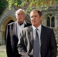 Inspector Barnaby – Inspector Barnaby (John Nettles, r.) wird klar, dass Offizier a.D. Reggie Barton (Graham Crowden, l.) über die Reduzierung der Glöckner mehr als erleichtert ist.
