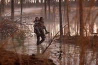 65 – Mills (Adam Driver, r.) und Koa (Ariana Greenblatt, l.) müssen nach ihrer Bruchlandung auf ihrem Weg zu einer Rettungskapsel eine beschwerliche Reise durch die Wildnis auf sich nehmen, wobei viele Gefahren auf sie lauern.