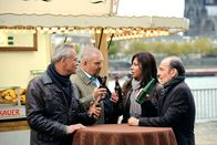 Tatort – Drei Kölsch, ein Wasser: Max Ballauf (Klaus J. Behrendt, l) und Freddy Schenk (Dietmar Bär) mit ihren Kollegen Eva Saalfeld (Simone Thomalla) und Andreas Keppler (Martin Wuttke, r) an der Wurstbraterei mit Domblick.