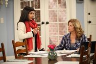 Last Man Standing – (v.li.) Molly Ephraim (Mandy Baxter), Nancy Travis (Vanessa Baxter).