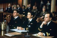 Eine Frage der Ehre – Lt. Daniel Kaffee (Tom Cruise, l.), Lt. Cdr. Joanne Galloway (Demi Moore, M.) und Lt. Sam Weinberg (Kevin Pollak, r.) verteidigen den Angeklagten Dawson.