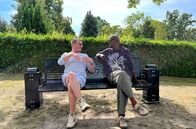 Yared kommt rum – Yared mit Bürgermeister Manfred auf der Musikbank.