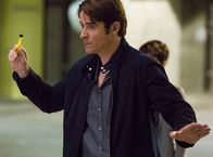 Extant – James (Goran Visnjic) hat Hideki in der Hand. Der Wissenschaftler ist abhängig von der Überlebensessenz ...