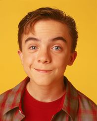 Malcolm mittendrin – Mit einem IQ von 165 geschlagen, besucht Malcolm (Frankie Muniz) eine Hochbegabten-Klasse, deren Schüler zwar Intelligenz-Bestien, doch totale Langweiler sind.