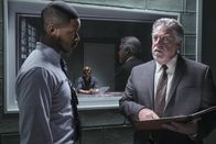 MacGyver – (v.li.) Arjay Smith (Detective Turner), Lucas Till (Angus MacGyver), Bruce McGill (Detective Greer).