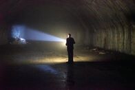 Lost Places - Geheime Welten – MiG-Kampfpilot Hasan Imamovi? in den Höhlen des ehemaligen jugoslawischen Militärflugplatzes Željava. Für diesen Stützpunkt wurden 3,5 Kilometer Tunnel in den Berg gesprengt.