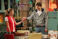 Two and a Half Men – Walden (Ashton Kutcher, r.) alias Sam Wilson genießt sein neues Leben mit Kate (Brooke D'Orsay, l.) ...