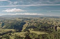 Mit dem Zug ... – Der Ruapehu im Hintergrund ist der höchste Vulkan Neuseelands und versorgt den Wald um ihn herum mit Mineralien und Nährstoffen.
