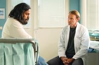 In aller Freundschaft – Dr. Martin Stein (Bernhard Bettermann, re.) erklärt Yaris Sujan (Richard Manualpillai, li.), dass die Untersuchungen kein Auslösen seines Defibrillators ergeben haben. Das Gerät funktioniert einwandfrei. Als Martin ihm sagt, dass der Stress als alleinerziehender und voll berufstätiger Vater auch psychosomatische Wirkung zeigen kann, fühlt sich Yaris angegriffen.