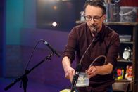 1, 2 oder 3 – Geräuschemacher Max Bauer zeigt im Studio, wie man mit verschiedenen Requisiten Töne erzeugen kann. Hier wird gerade ein Teich tonlich zum Leben erweckt.
