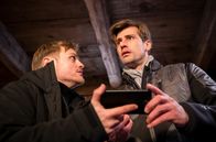 Sturm der Liebe – Paul (Sandro Kirtzel, r.) kann sein Entsetzen über den Kurssturz vor Max (Stefan Hartmann, l.) kaum verbergen.