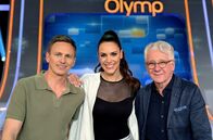 Quizduell-Olymp – Moderatorin Esther Sedlaczek (M.) mit den Kandidaten des Teams "Sport": Jochen Breyer (l.) und Marcel Reif (r.)