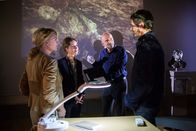 Akte Ex – Kristina Katzer (Isabell Gerschke, l.) und Lukas Hundt (Oliver Franck, r.) befragen Museumsdirektor Professor Paul Winter (Alexander Radszun, 2.v.r.) und dessen Assistentin Jasmin Brand (Luise Helm, 2.v.l.) nach der Diebstahlserie im Museum.