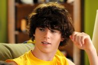 The Middle – Axl (Charlie McDermott), der ältere Sohn von Frankie und Mike, ist ein rebellischer Teenager, der es ihnen nicht immer leicht macht ...