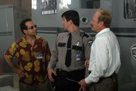 Monk – Captain Leland Stottlemeyer (Ted Levine, r.) versteht die Welt nicht mehr. Mr. Monk (Tony Shalhoub, l.) ist plötzlich betont lässig und ungewohnt selbstbewusst ...