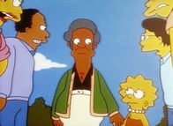 Die Simpsons – Alle freuen sich, dass Apu (Mi.) nicht als Ausländer abgeschoben wird.