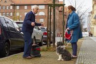 In aller Freundschaft – Otto Stein (Rolf Becker) hat Jakob Heilmann in dessen Restaurant geholfen. Dort ist ihm ein Hund in die Arme gelaufen, den er nun nicht mehr los wird. Auch Ottos Frau Charlotte (Ursula Karusseit) weiß mit dem Streuner nicht viel anzufangen.