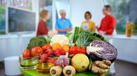 Die Ernährungs-Docs – Essen als Medizin: Die Docs zeigen, wie mit gezielten Ernährungs-Strategien Symptome verbessert oder Krankheiten sogar geheilt werden können.