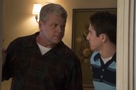 The Kids Are Alright – Mike Cleary (Michael Cudlitz, l.); Frank Cleary (Sawyer Barth, r.)