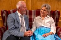 Sturm der Liebe – Hildegard (Antje Hagen, r.) drückt gegenüber Alfons (Sepp Schauer, l.) ihr Mitgefühl für Max aus.