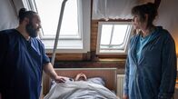 Reisen mit Muddi – Schneller als erwartet müssen Rolf (Kailas Mahadevan, l.) und Agnetha (Alwara Höfels, r.) von Mike (David Bredin) Abschied nehmen.