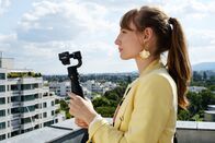 SOKO Wien – Dani (Julia Roy) hat sich unerlaubter Weise zu dem Tatort begeben und möchte ihre Eindrücke mit der Kamera festhalten.