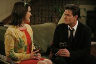 Two and a Half Men – Weil Charlie (Charlie Sheen, r.) das Leben plötzlich zu kurz für flüchtige Bindungen erscheint, nimmt er wieder Kontakt zu dem einzigen Menschen auf, der ihn immer bedingungslos geliebt hat - zu seiner Stalkerin Rose (Melanie Lynskey, l.). Doch kurz bevor er ihr einen Heiratsantrag macht, kommt ein Anruf von seinem Arzt ...