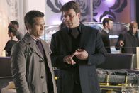 Castle – Richard Castle (Nathan Fillion, r.) ist eifersüchtig, weil Beckett einen Milliardär beschützen muss, der sofort anfängt mit ihr zu flirten. Er klagt Kevin Ryan (Seamus Dever, l.) sein Leid ...
