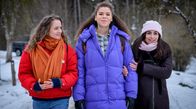 Sturm der Liebe – Ana (Soluna-Delta Kokol, M. mit Daniela Galbo, l. und Yeliz Simsek, r.) will versuchen, sich ihres Erbes würdig zu erweisen.