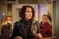 Tatort – In aller Selbstverständlichkeit taucht Niki Odenthal (Ursula Werner, r.) bei Lenas (Ulrike Folkerts) Ermittlungen auf.