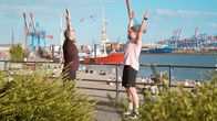Die Ernährungs-Docs – Yoga gegen den Reflux: Sören L. soll einen Ausgleich zu seinem Kraftsport machen. Sportwissenschaftler Stefan Haas zeigt ihm am Elbstrand Übungen, die er auch zuhause ausführen kann.