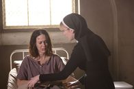 American Horror Story – Jahr 1964: Schwester Mary Eunice McKee (Lily Rabe, r.) beteuert, dass Lana Winters (Sarah Paulson, l.) nun endlich in Sicherheit ist und sich keine Sorgen machen muss ...
