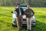 Hubert ohne Staller – Hubert (Christian Tramitz, r.) und Riedl (Paul Sedlmeir, l.) lehnen am Streifenwagen und beobachten Girwidz.