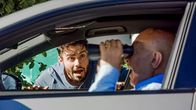 Servus Schwiegermutter – ARD Degeto SERVUS, SCHWIEGERMUTTER! Uhr im ERSTEN, online first ab Mittwoch (27.10.21) in der ARD MEDIATHEK Osman (Aram Arami. li.) möchte seinen Vater Mesut (Orhan Güner) zur Besinnung bringen.