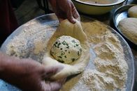 Zu Tisch ... – Zu Tisch Swanetien – Georgien Chatschapuri wird mit einer Frühlingszwiebel-Käse-Mischung gefüllt. Copyright: SRF/Berlin Producers/Gerd Müller