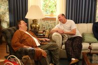 The Goldbergs – (v.li.) Jeff Garlin (Murray Goldberg), David Koechner (Bill Lewis).