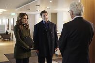 Castle – Ein Mann, der Castle (Nathan Fillion, M.) kein Unbekannter ist, stellt sich ihnen als Anderson Cross (James Brolin, r.) vor. Auch Kate (Stana Katic, l.) ist sich sicher, dem Mann schon einmal begegnet zu sein, was der jedoch abstreitet ...